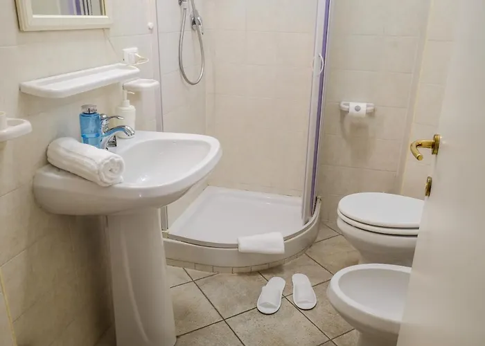 Re Monti Oda ve Kahvaltı 4*
